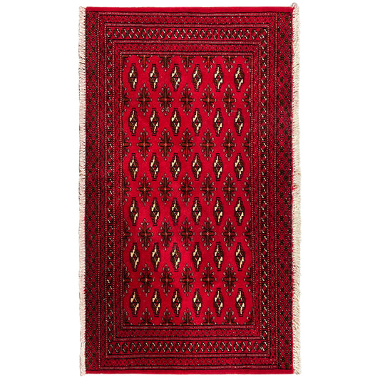 Rotbrauner Turkmen Teppich mit geometrischem Muster und Fransen an den Kanten