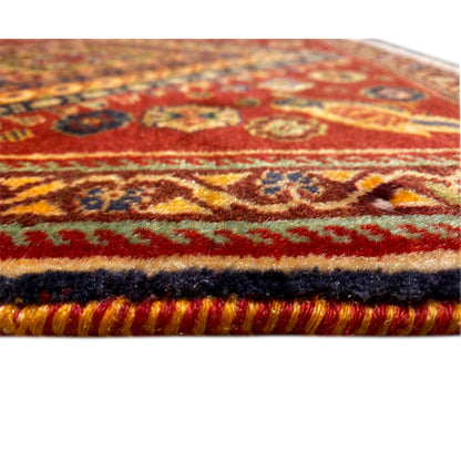 Close-up of a Poshti rug 65x65 cm: pile and finishing edge with a multicolored border