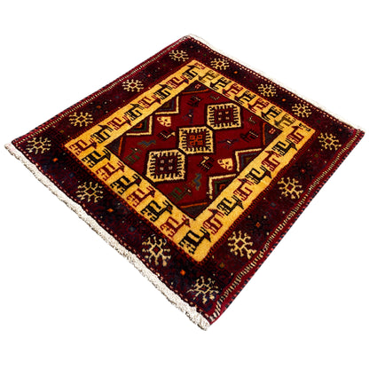 Diamond-patterned rug: dark red, beige, and gold tones with a decorative border