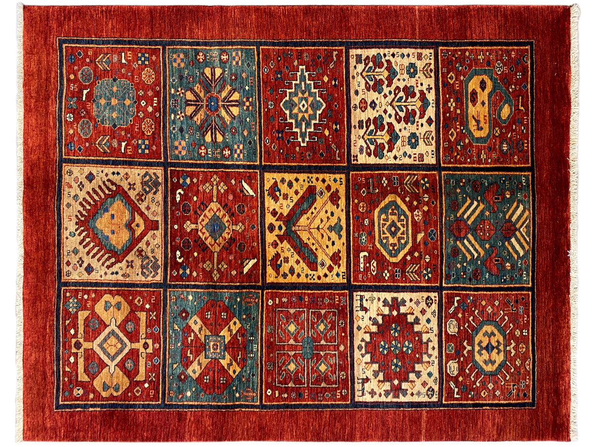 Rechteckiger Teppich 197x147 cm mit rotem Rand, blau-grünem Muster und geometrischen Ornamenten