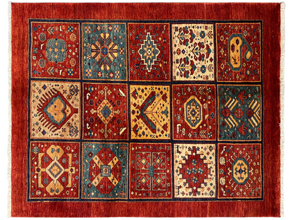 Rechteckiger Teppich 197x147 cm mit rotem Rand, blau-grünem Muster und geometrischen Ornamenten