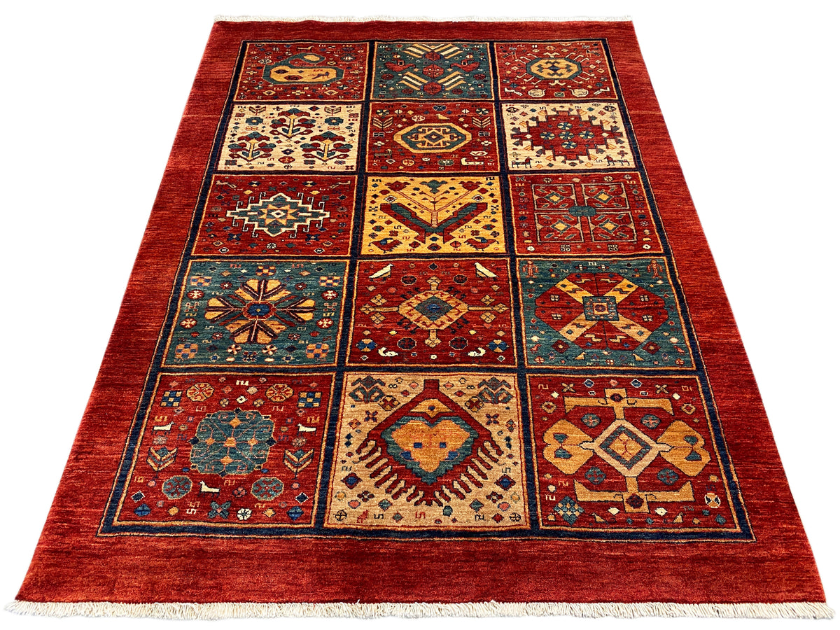 Rechteckiger Teppich 197x147 cm von oben: roter Grund mit farbigen Kachelmotiven und Bordüre