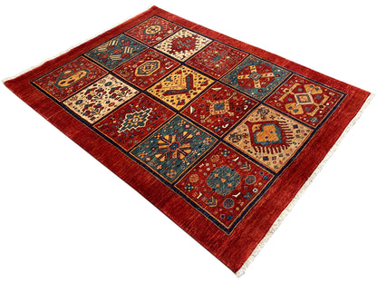 Rechteckiger Teppich 197x147 cm in Diagonalansicht mit rotem Rand und ornamentalem Mittelteil