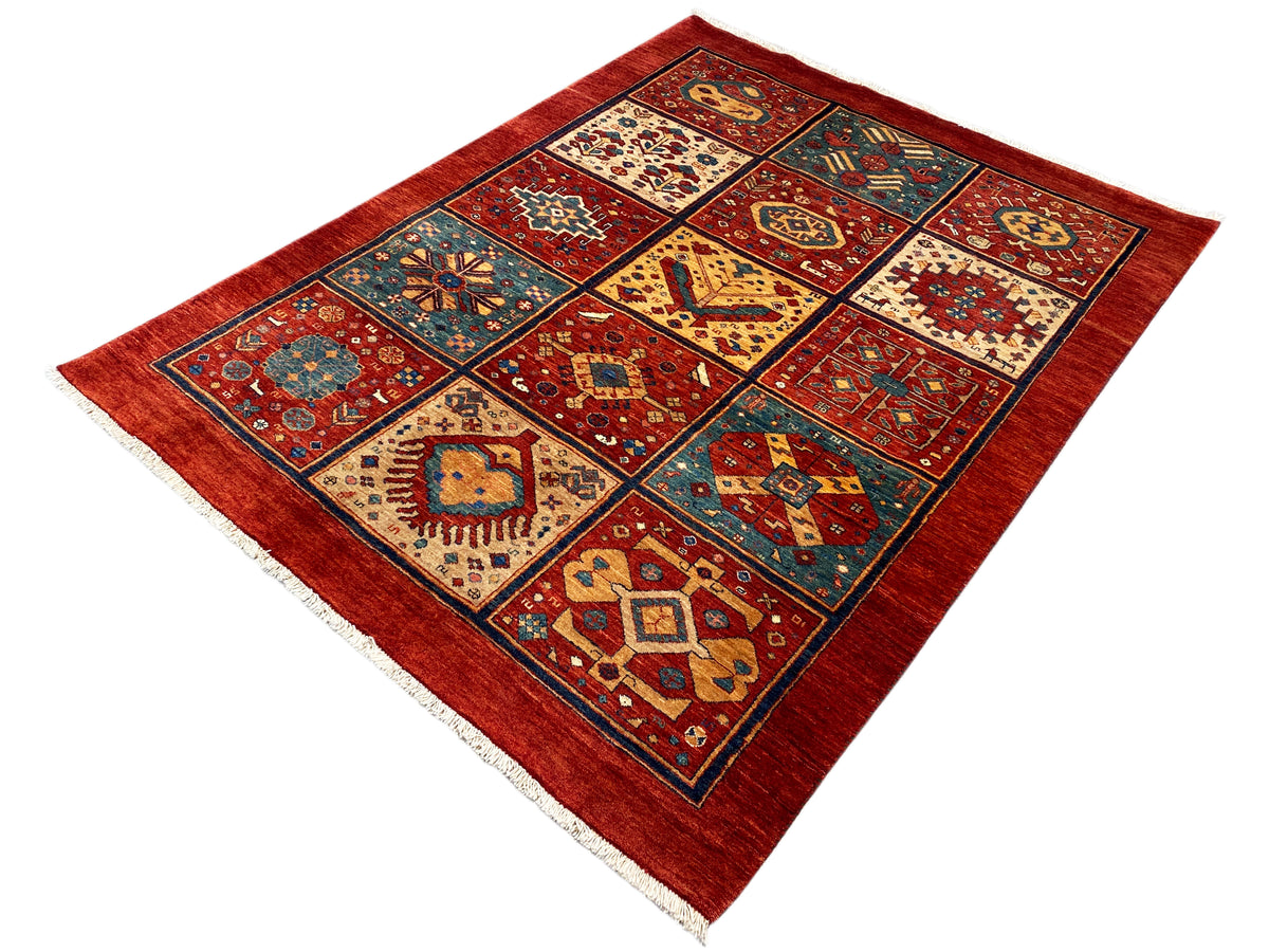 Rechteckiger Teppich 197x147 cm mit rotem Grund, bunten Feldern und verziertem Randbereich