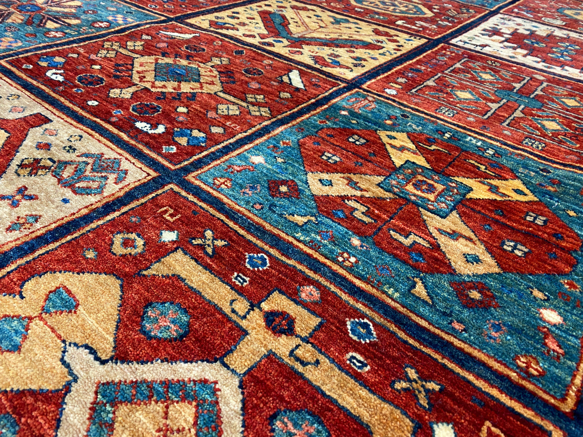 Teppichdetail: farbige geometrische Muster in Rot, Blau und Beige mit dekorativen Linien