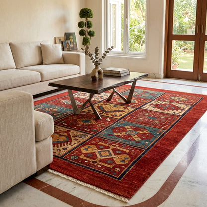 Rechteckiger Teppich 197x147 cm mit rotem Rand und mehrfarbigen Ornamentfeldern, zentralem Muster