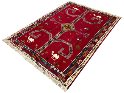 Orientteppich im Dreiviertelwinkel, roter Untergrund mit Bordüren und Tierornamenten