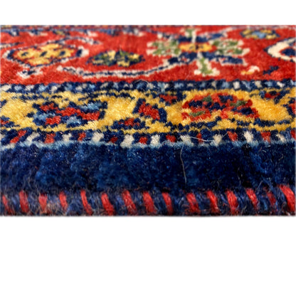 Close-up of the web structure: dark blue runner with a colorful border