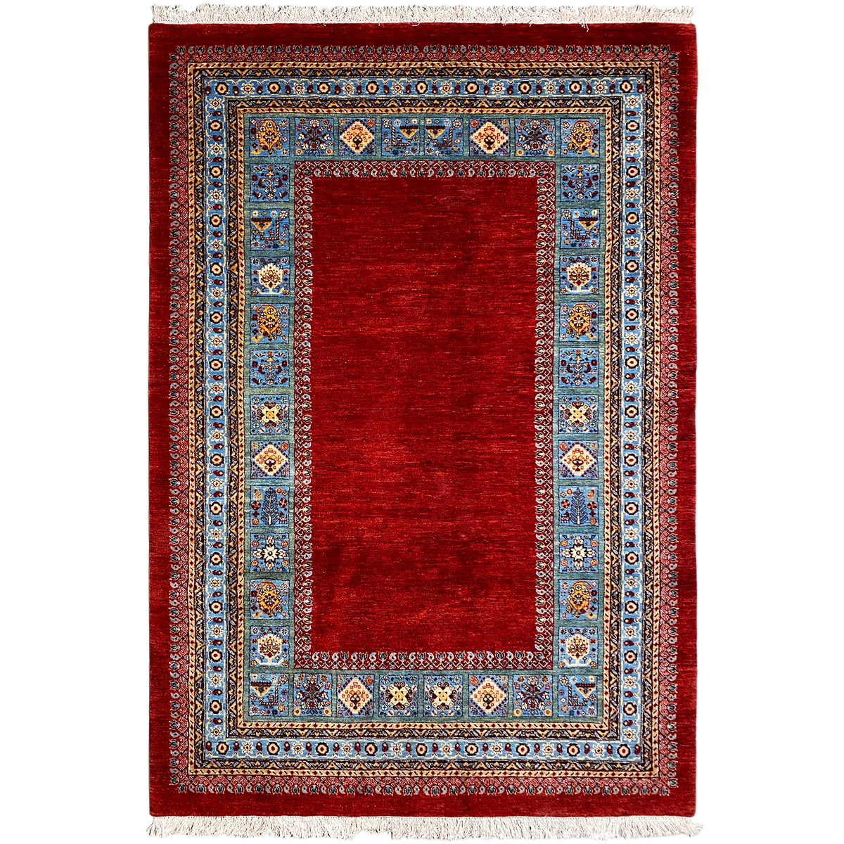 Rechteckiger roter Teppich mit blauem Rahmenmuster und Fransen, frontal.