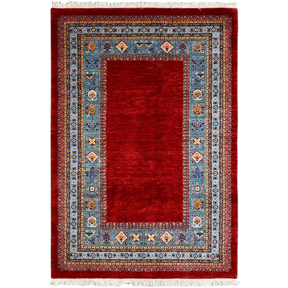 Rechteckiger roter Teppich mit blauem Rahmenmuster und Fransen, frontal.