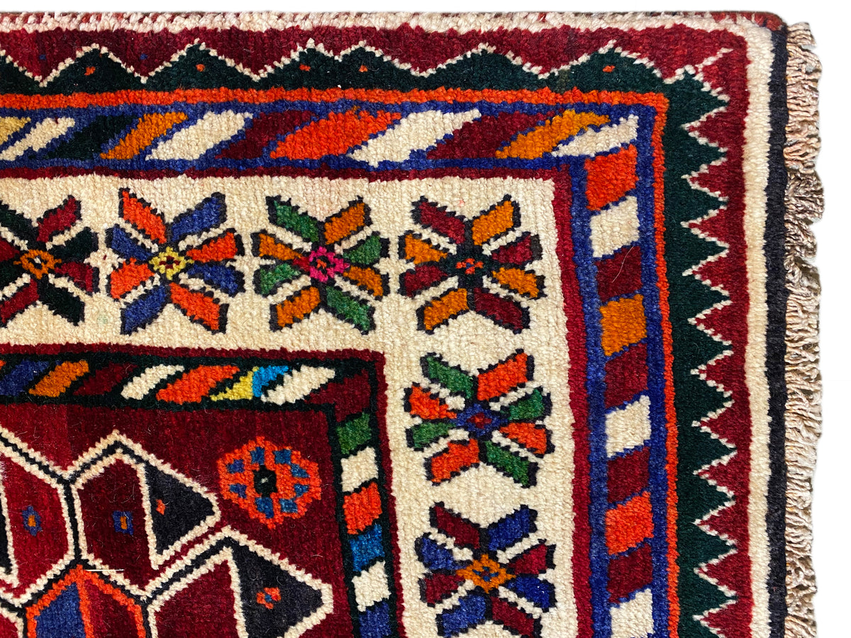 Detail am Rand: mehrfarbige Ornamente auf hellem Hintergrund, umlaufende Zierbordüre