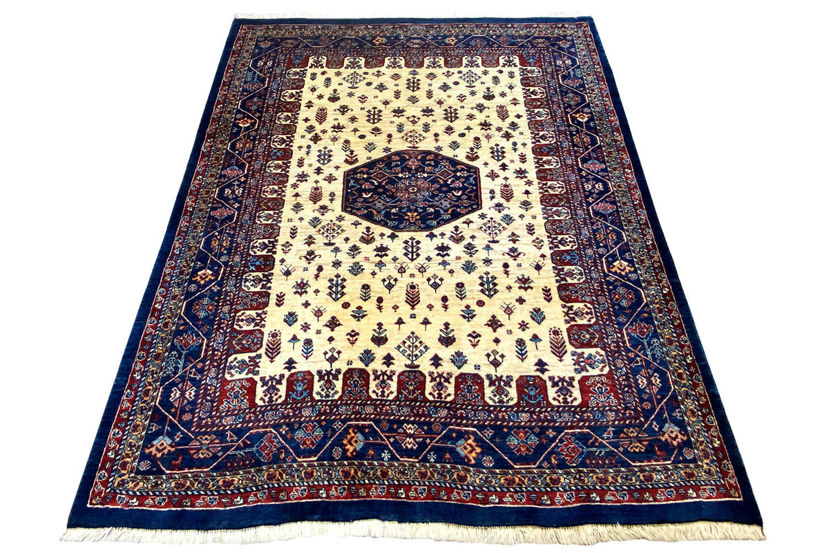 Classic rug 185x140 cm, delicate pattern in cream and dark blue