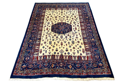 Classic rug 185x140 cm, delicate pattern in cream and dark blue