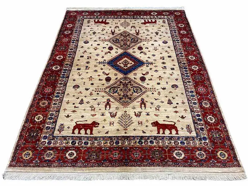Qashqai exclusive rug, cream-colored with a red border and ornaments, fringes