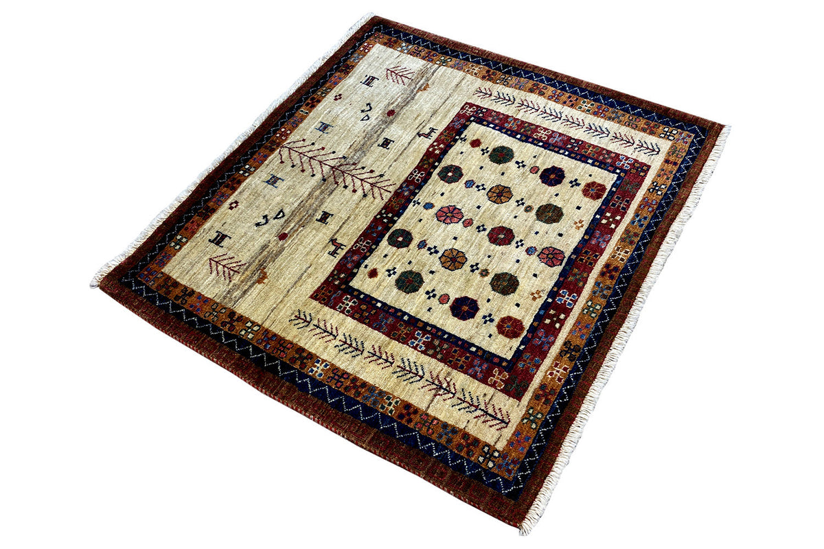 Carpet corner in oblique view, beige base with colorful rows and border