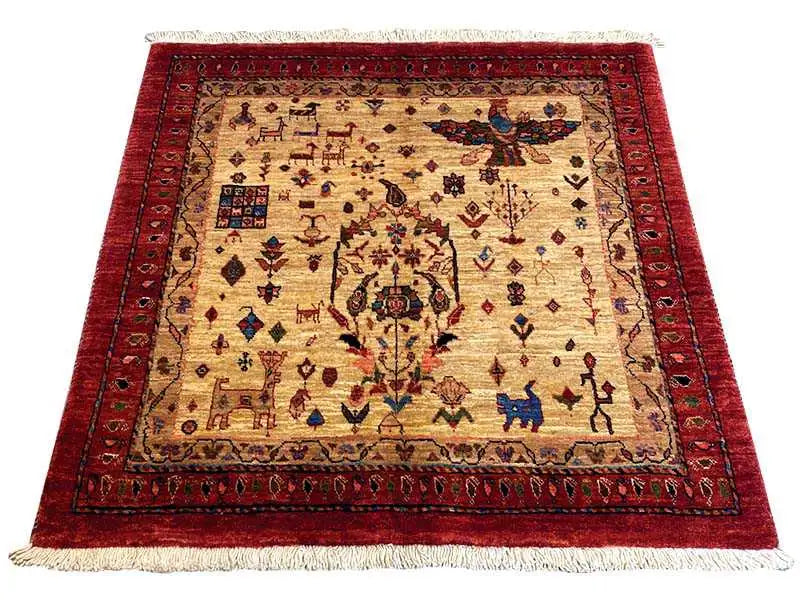 Qashqai Exclusive rug, overall view: red inner border, delicate pattern on a beige background