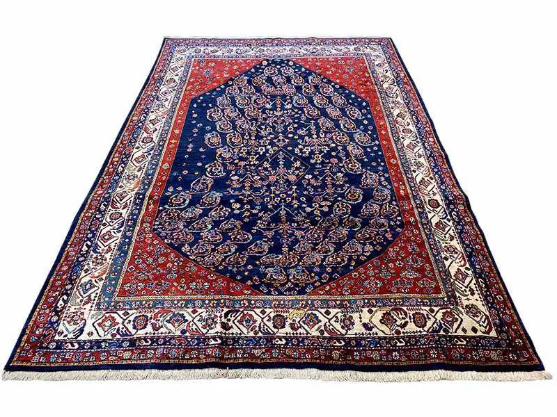 Qashqai exclusive Oriental rug with blue medallion, red border and fringes
