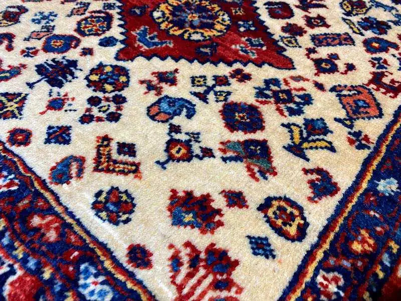 Qashqai Exclusive carpet detail: dense color patterns in red, blue, and beige