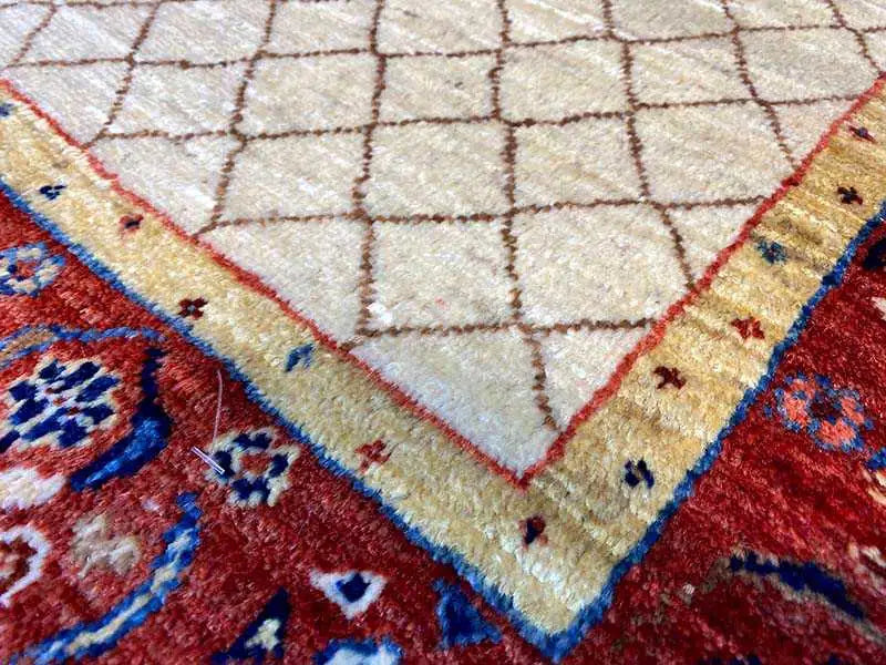Close-up of the beige diamond grid in the center, red border strip