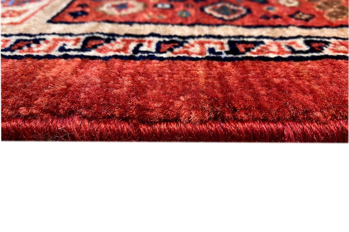 Qashqai exclusive runner rug: close-up of red pile and woven edge with fringe