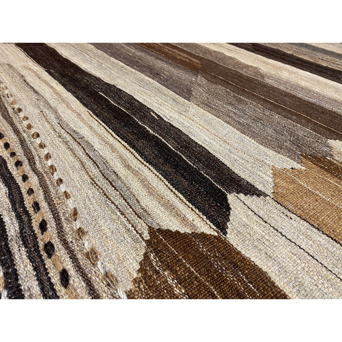 Detail: kilim stripe pattern with decorative edging and integrated dotted lines