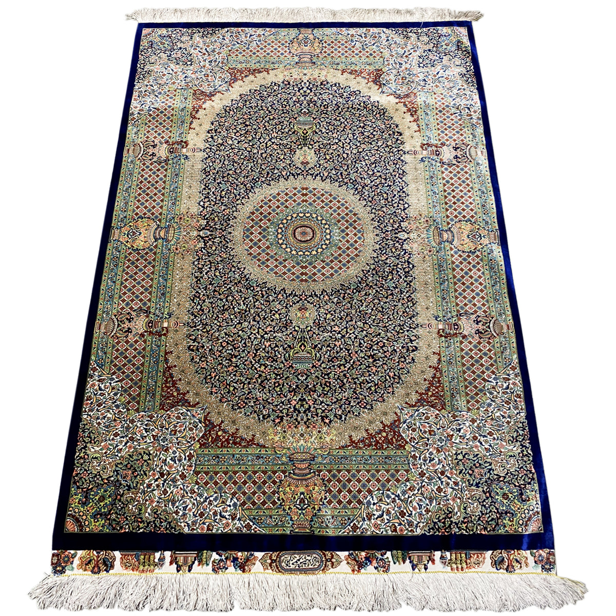 Rug 156x102 cm with a central medallion and rich ornamentation, bordered in blue
