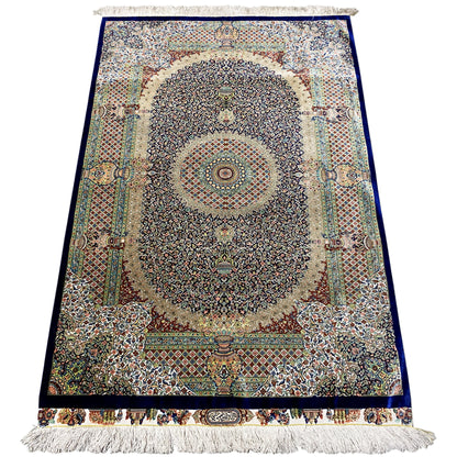 Rug 156x102 cm with a central medallion and rich ornamentation, bordered in blue