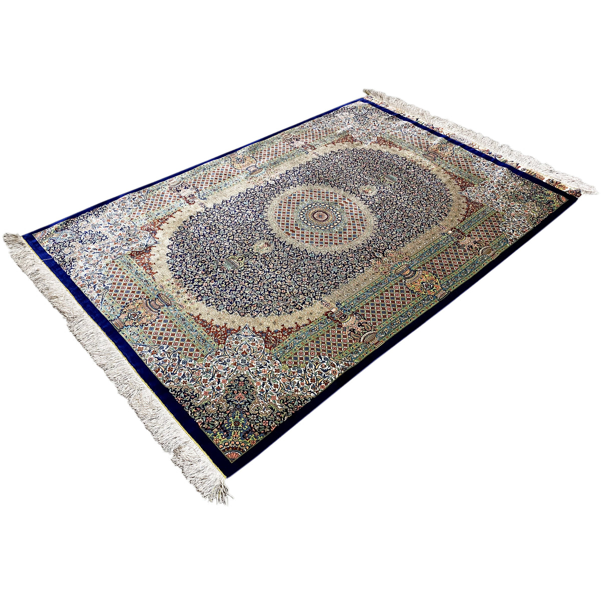 Rug 156x102 cm, diagonal view; light beige background with blue border and fringes
