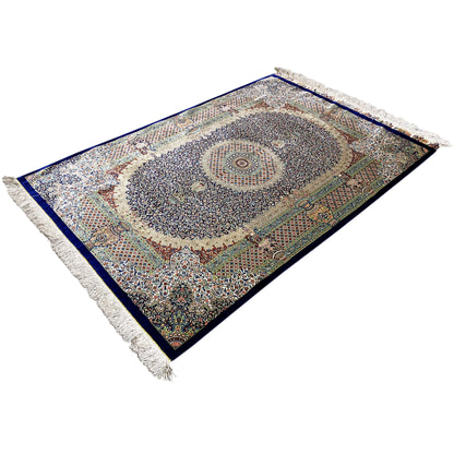 Rug 156x102 cm, diagonal view; light beige background with blue border and fringes