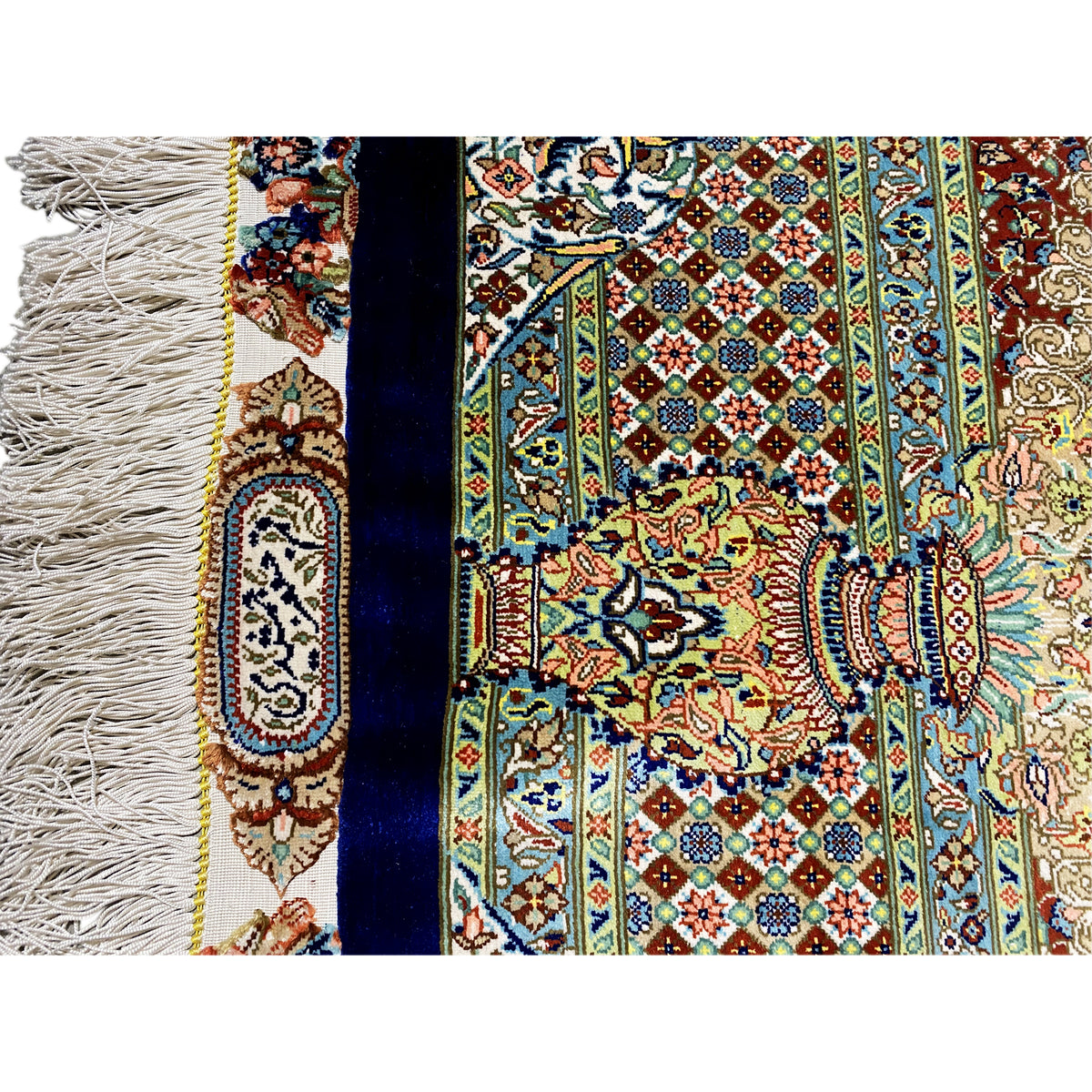 Rug 156x102 cm, close-up of the border; colorful ornaments and fringes