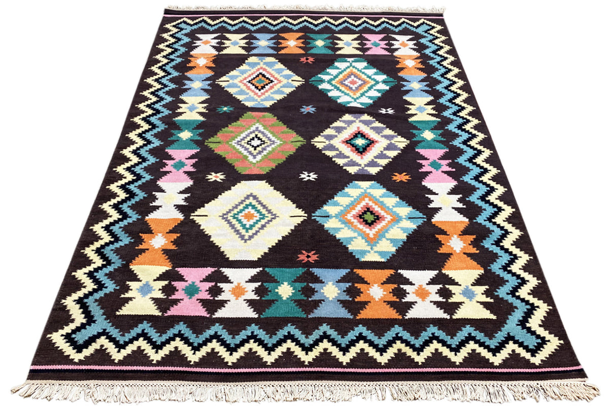 Wool rug with a multicolored diamond and zigzag pattern, fringes all around