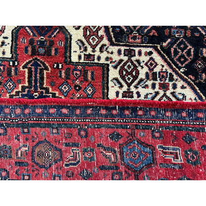 Close-up of the border: ornaments in red, dark blue, and beige, with fine pattern lines.