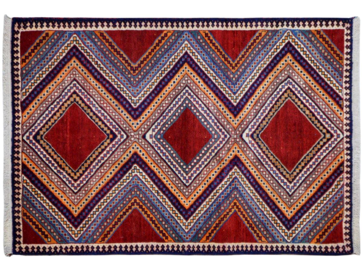 Shiraz-Teppich mit Reihen aus Zickzacklinien und Diamanten in Rot, Blau und Creme