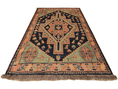 Flacher Orientteppich mit zentralem Kreuz-Motiv und Ornamenten in Orange, Blau und Schwarz