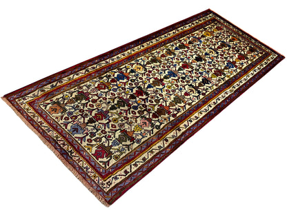 Sirjan carpet in diagonal view: decorative ornamental pattern with a red outer border