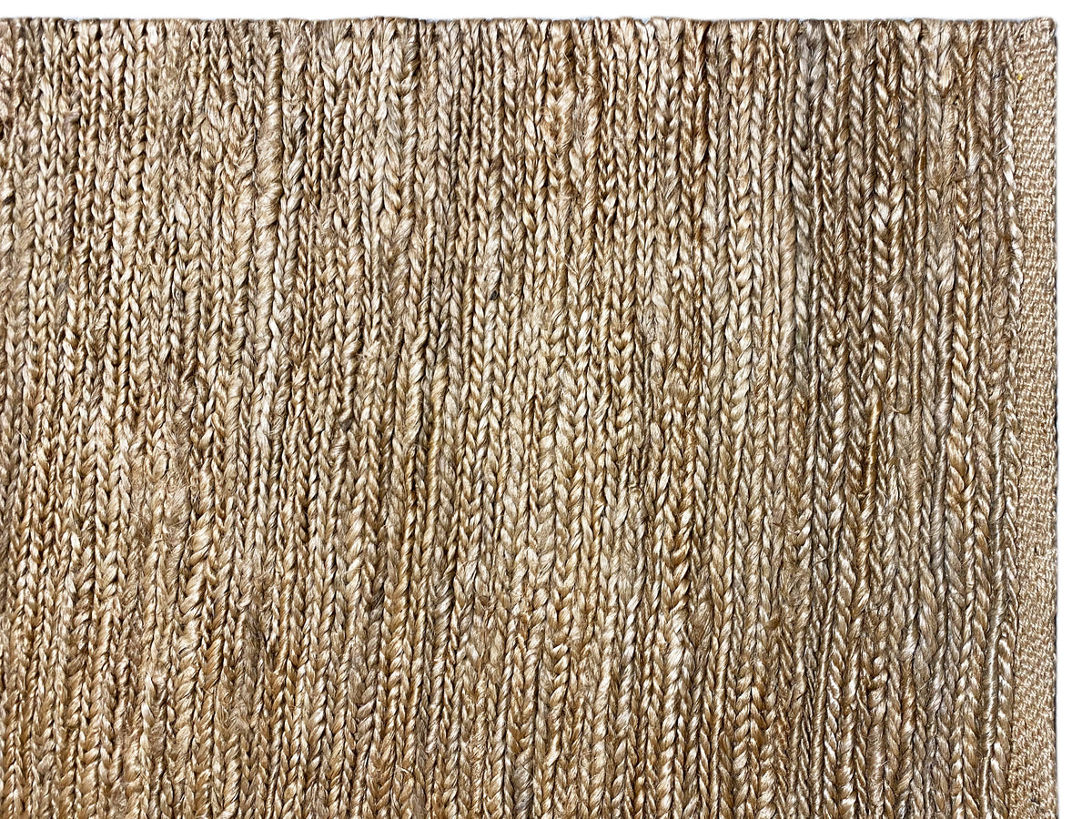 Nahaufnahme: Naturfarbener Läufer mit dichter Strick-Optik und Fadenlängsbild