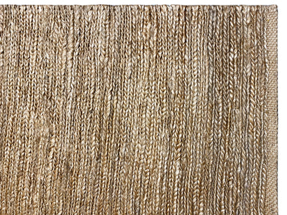 Nahaufnahme: Naturfarbener Läufer mit dichter Strick-Optik und Fadenlängsbild