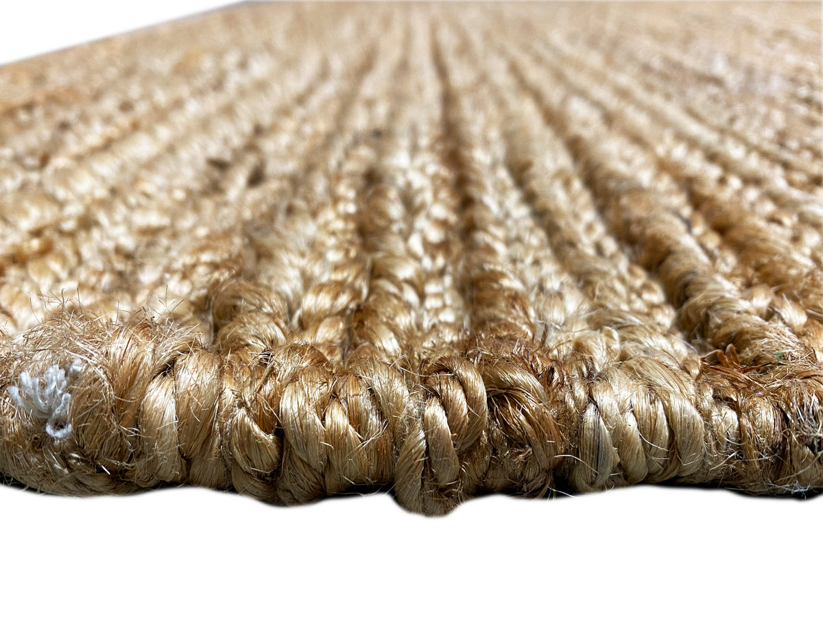 Jute-Teppich mit dicker Florkante, natürliche Braun- und Beige-Töne.