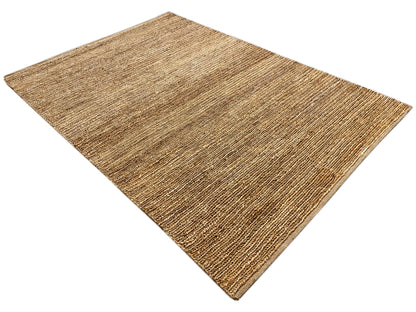 Jute-Teppich, Naturbraun, diagonale Ansicht mit gesäumten Kanten.