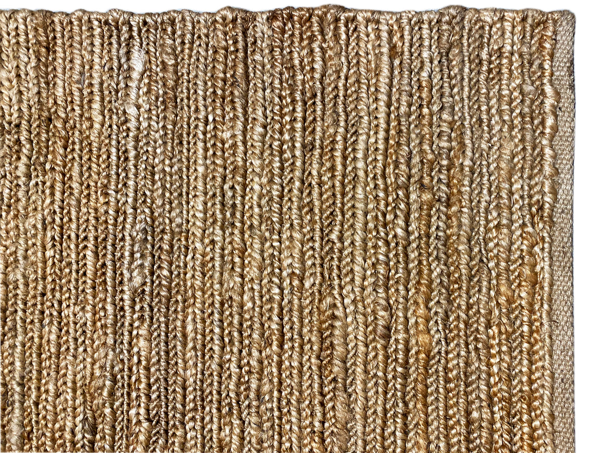 Jute-Teppich Randbereich mit dichtem Fadenbild, Naturbraun, sauber umsäumt.