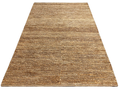 Rechteckiger Jute-Teppich in Naturbraun, gleichmäßige Webstruktur, schmale Saumkante.