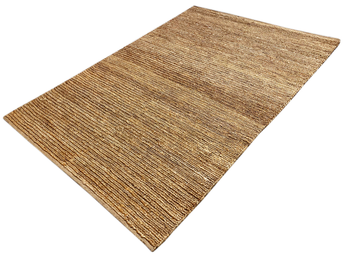 Jute-Teppich in Naturbraun, Stoffoberfläche mit feinem Rillen-/Streifendessin.