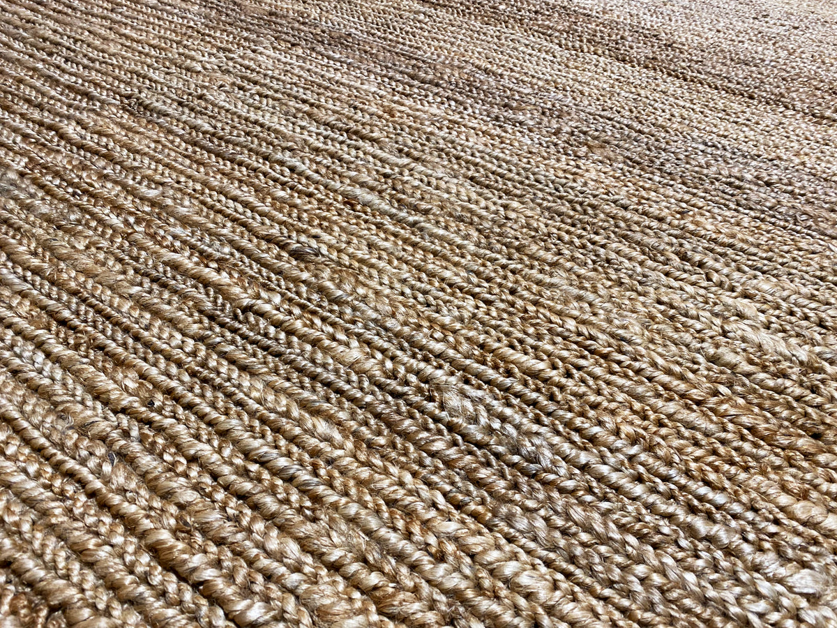 Nahaufnahme der Jute-Webung in Naturbraun, schmale Rippen aus geflochtenem Garn.