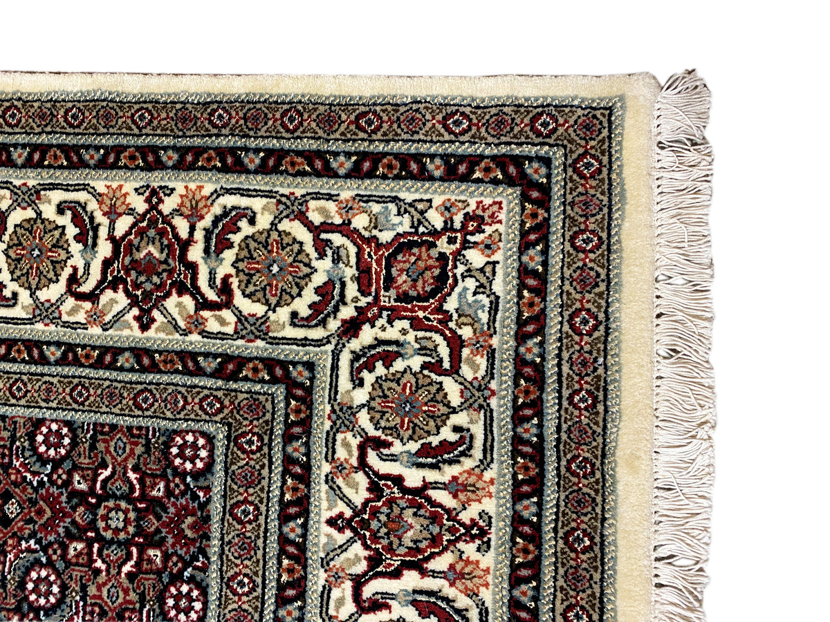 Bidjar rug: wide border with fringes, red and cream ornamental pattern