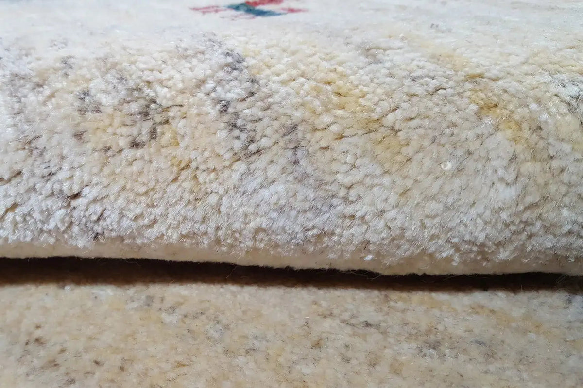 Detail: beige pile with a soft nubby surface and lower edge on the rug