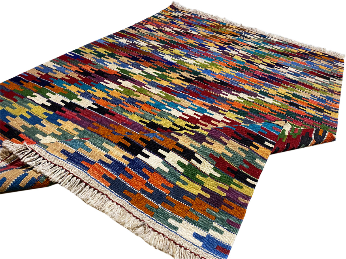 Kelim Qashqai rug diagonal: multicolored pattern, short fringes at the corner