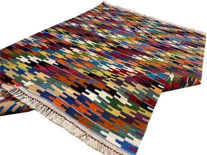 Kelim Qashqai rug diagonal: multicolored pattern, short fringes at the corner