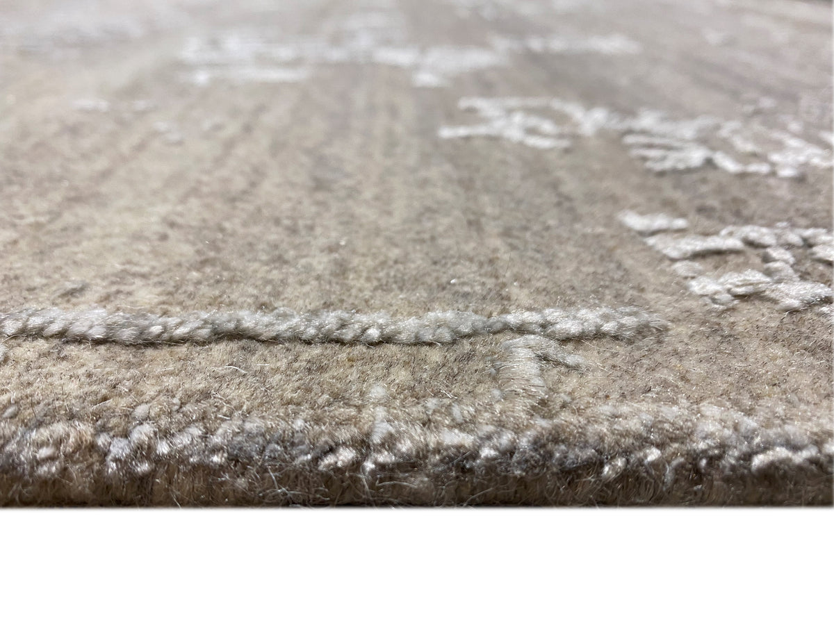 Carpet 300x205 cm close-up pile: interwoven fibers, beige with light shading