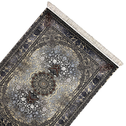 Persian rug 160x230: close-up of the border with a medallion design and fringed edge.