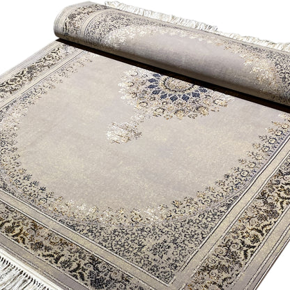 Wiesner rug 160x230 cm close-up: bordered area with a blue medallion, fringes visible